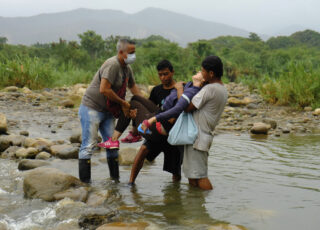 En Venezuela, periodistas se enfrentan al autoritarismo, la censura y la COVID-19