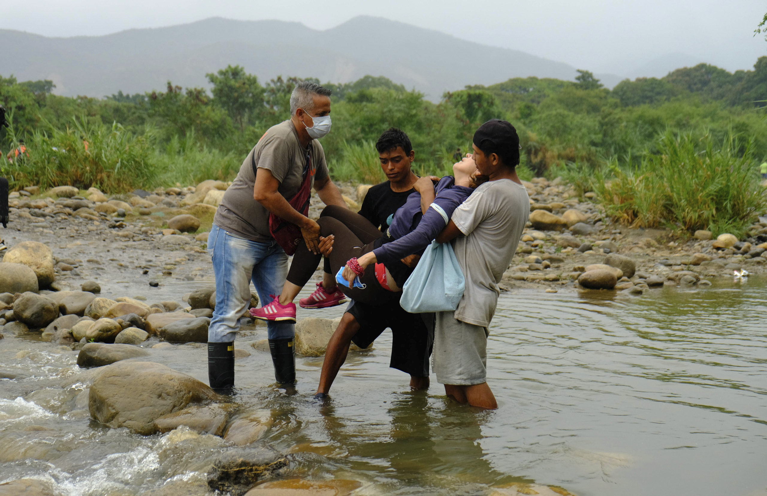 Image for En Venezuela, periodistas se enfrentan al autoritarismo, la censura y la COVID-19