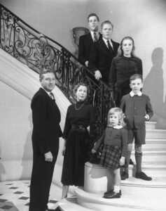 Barry Bingham Sr., with wife and children, years before family strife undid his media empire