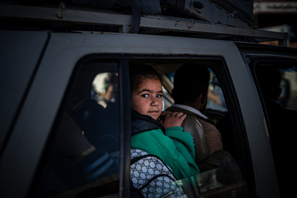 a girl sits in the backseat of the car 