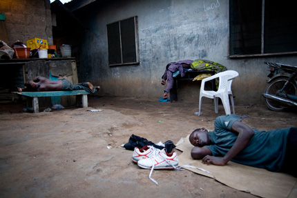 SJ.NIG.11 &#8211; Sleeping Ogunoloko gang members, Mafuloku, Lagos, 2008