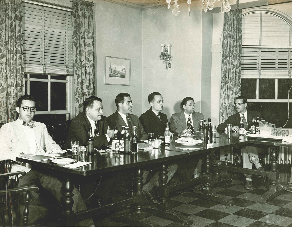 1949 Fellows, from left, Lawrence Weiss, Robert de Roos, Robert Brunn, Peter Lisagor, David Dreiman, and Grady Clay, at a seminar 