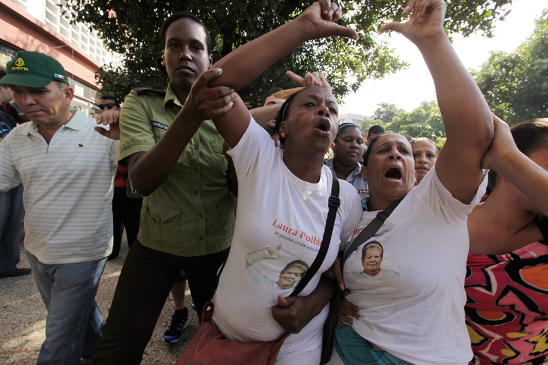 Cuban police arrest family members of imprisoned dissidents during a 2013 protest