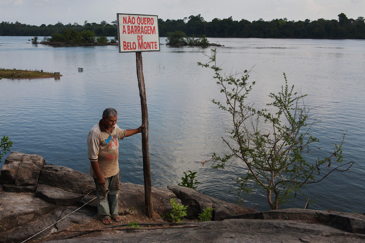 ALTAMIRA. BRAZIL. 2009. Benedito Balão, a riverbank-dweller, protest in 2009 against the construction of the Belo Monte dam in the Xingu river, in front of the place where he had his farm. He was removed from his land and now Mr. Balão lives around 100 km from the Xingu river.( Photo: Lalo de Almeida )