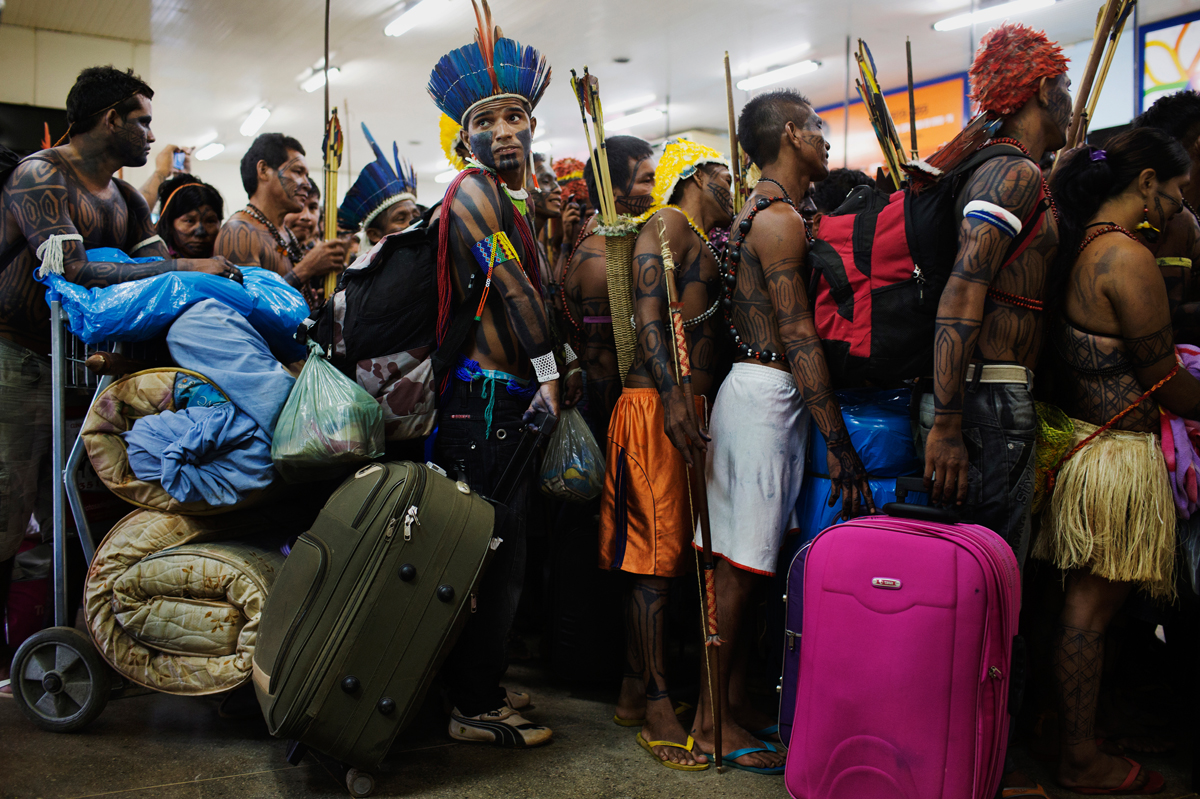 ALTAMIRA. BRAZIL. Indigenous Mundurukus that had invaded a construction site in Belo Monte wait at the Altamira airport for the Brazilian Air Force airplane that would take them to Brasilia, where they were going to attend a meeting with members of the federal government. ( Photo: Lalo de Almeida )