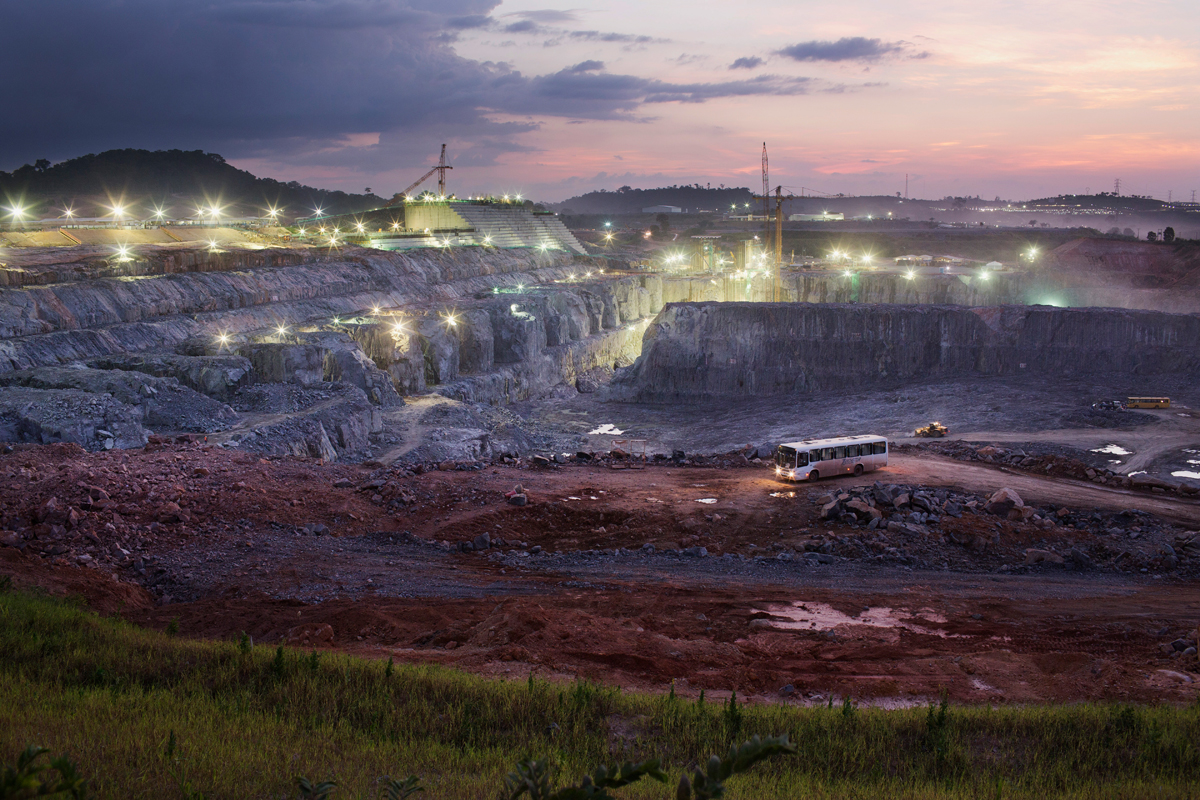 ALTAMIRA. BRAZIL. Night view of the Belo Monte dam construction site in the Xingu river. (Photo: Lalo de Almeida )