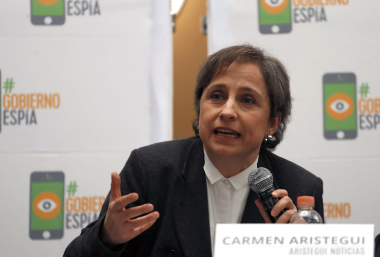 La periodista mexicana Carmen Aristegui habla durante una conferencia de prensa en la ciudad de México el 19 de junio. Aristegui y otros periodistas, activistas y otros fueron agresivamente atacados por el gobierno mexicano con programas espía producidos por Israel