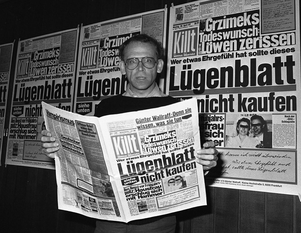 Günter Wallraff holds a copy of Luegenblatt Zeitung 
(“Lying Pages”) 
news-paper, the 
design of which 
imitates tabloid Bild- Zeitung