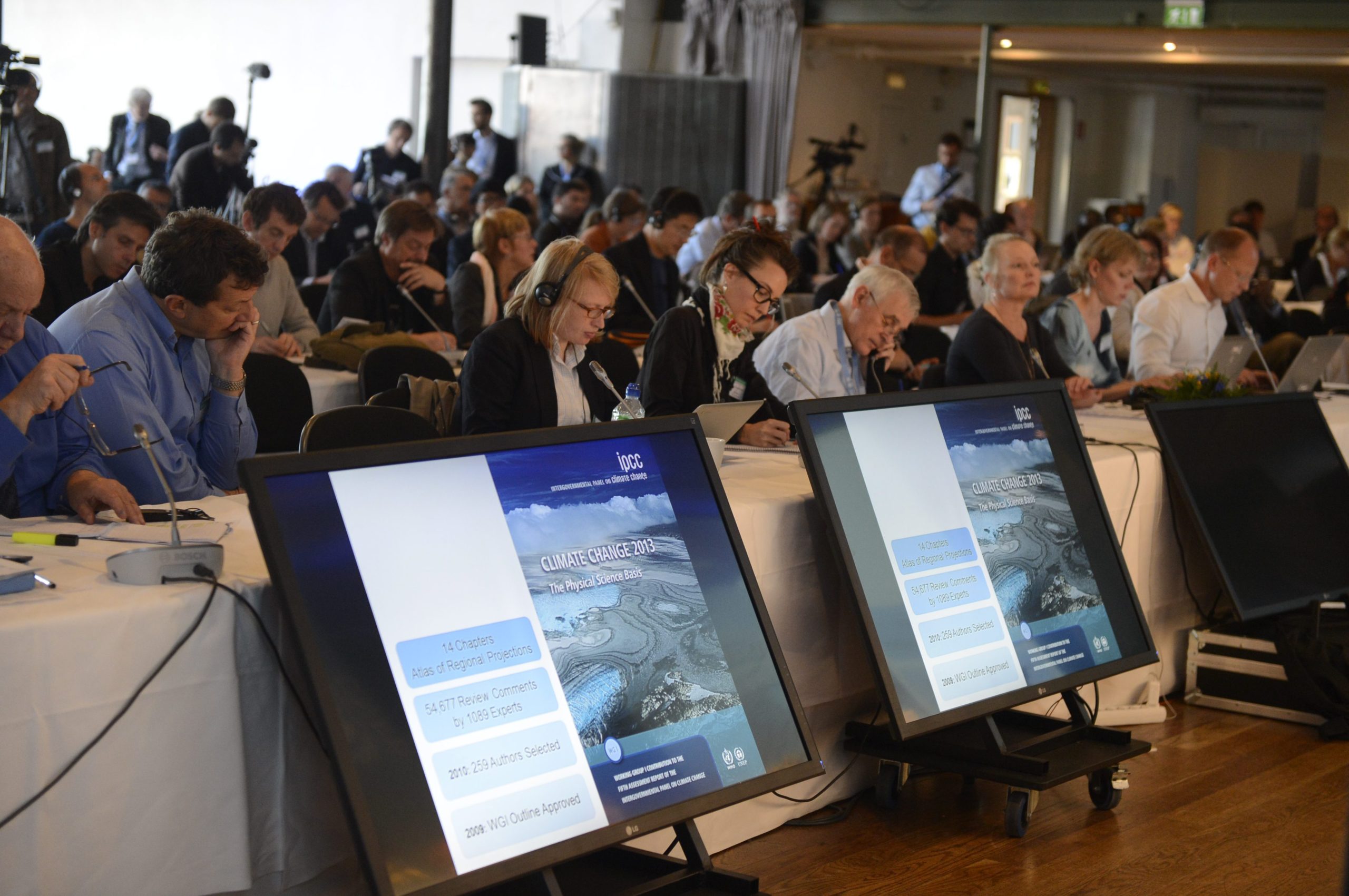Media representatives follow the U.N.  IPCC climate report presentation, in Stockholm, in Sept. 2013.  When covering science issues, like climate change, journalists should bring more nuance to their reporting